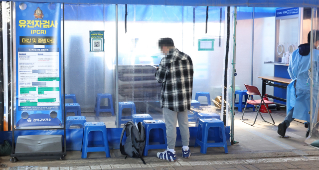일요일을 제외한 코로나19 통계 주 6회 발표가 시작된 26일 오전 서울 관악구보건소 선별진료소가 한산하다. 연합뉴스