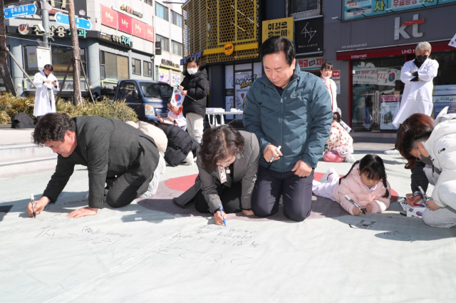 안동시는 28일 만세재현운동 행사를 앞두고 26일 문화의거리에서 행사에 사용할 대형 태극기 만들기 행사를 가졌다. 안동시 제공