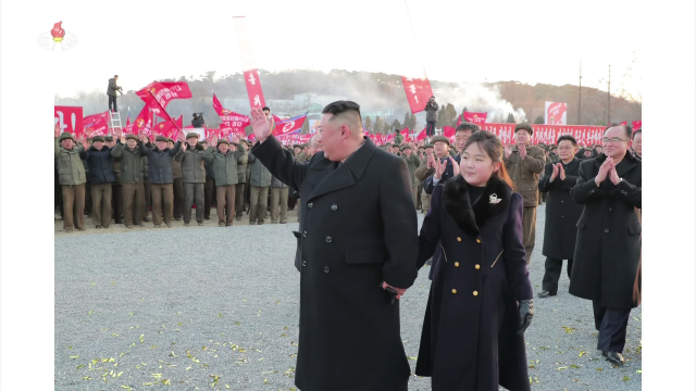 김정은 북한 국무위원장은 25일 딸 주애와 함께 평양 서포지구 새거리건설 착공식에 참석했다고 조선중앙TV가 26일 보도했다. 연합뉴스