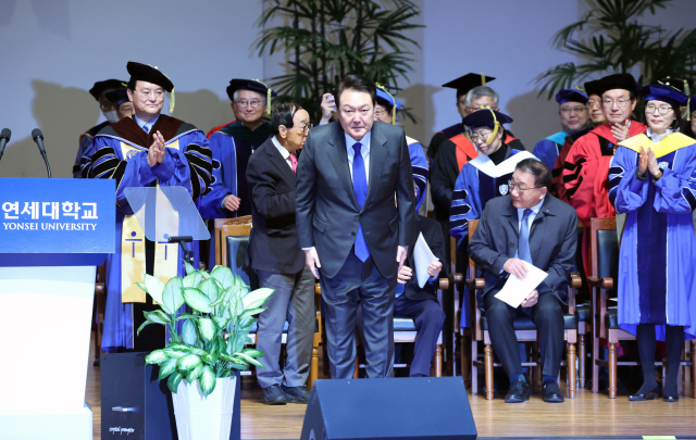 윤석열 대통령이 27일 서울 서대문구 연세대학교에서 열린 2023년 2월 학위수여식에서 축사에 앞서 인사하고 있다. 연합뉴스