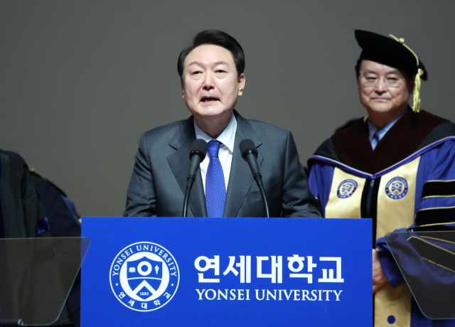 윤석열 대통령이 27일 서울 서대문구 연세대학교에서 열린 2023년 2월 학위수여식에서 축사를 하고 있다. 연합뉴스