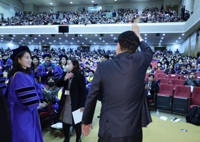 윤석열 대통령이 27일 서울 서대문구 연세대학교에서 열린 2023년 2월 학위수여식에서 축사를 마친 뒤 졸업생과 학부모 들을 향해 인사하고 있다. 연합뉴스