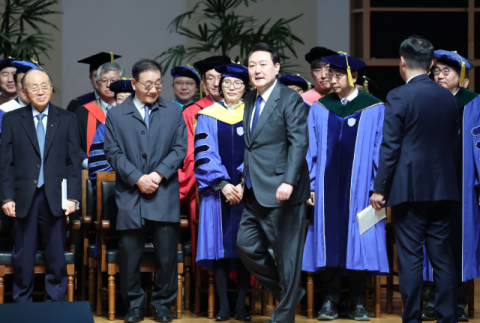 [화보] 尹, 연세대 졸업식 '깜짝 축사'…김건희 여사는 안 보여