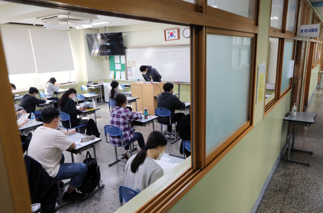 국가공무원 7급 공개경쟁채용 제2차 시험이 치러진 지난해 10월 15일 서울 강남구 한 시험장. 연합뉴스