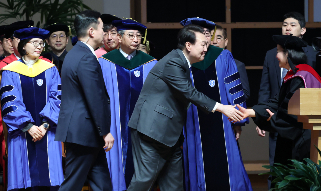 윤석열 대통령이 27일 서울 서대문구 연세대학교에서 열린 2023년 2월 학위수여식에 입장하며 인사하고 있다. 연합뉴스