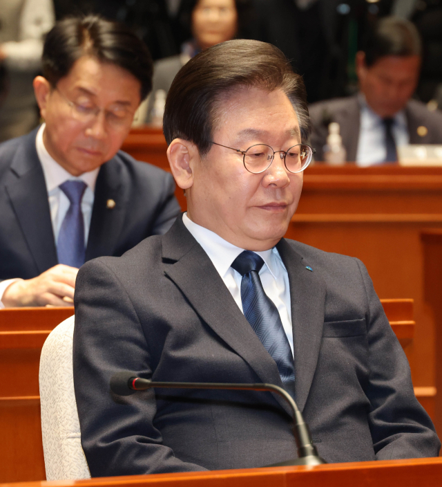 더불어민주당 이재명 대표가 27일 국회에서 열린 의원총회에 참석해 자리에 앉아 있다. 연합뉴스