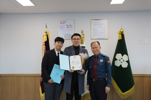 경북 구미경찰서는 구미대교에서 극단적 선택을 시도하는 남성을 구조한 강현욱 씨에게 감사장을 수여했다. 구미경찰서 제공