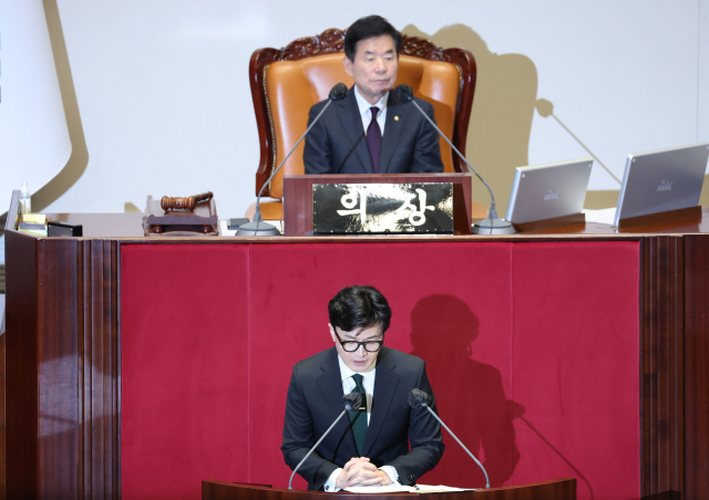 한동훈 법무부 장관이 27일 오후 국회에서 열린 본회의에서 더불어민주당 이재명 대표의 체포동의요청 이유설명을 하고 있다. 앞서 검찰은 지난 16일 위례 신도시·대장동 개발 특혜와 성남FC 후원금 의혹 등과 관련, 이 대표에 대한 구속영장을 청구했고, 법원은 이튿날 검찰에 체포동의 요구서를 보냈다. 연합뉴스