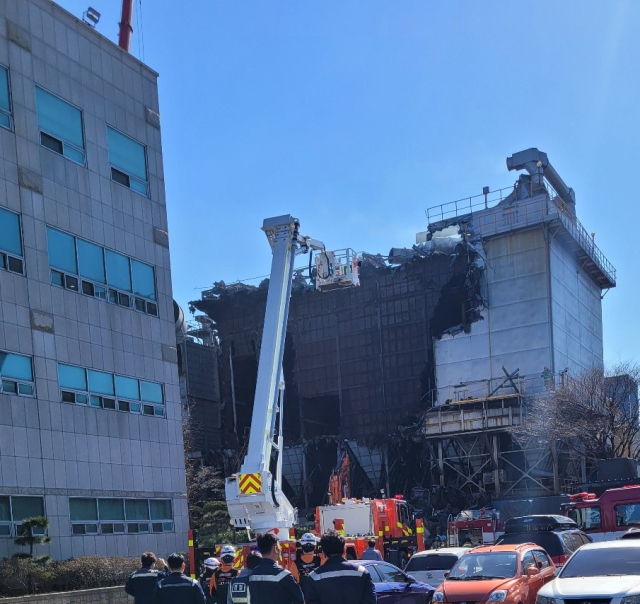 27일 오후 포항시 남구 괴동동 현대제철 포항공장 내 철거 중인 집진기에서 불이나 소방대원들이 굴절차를 이용해 진화하고 있다. 포항남부소방서 제공.