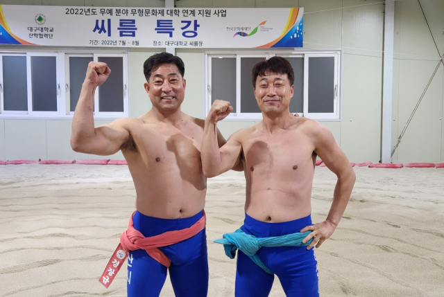 형제 씨름꾼 장호진(58·왼쪽), 장혁수(50) 씨가 경북 경산 대구대 실내 씨름장에서 포즈를 취하고 있다. 신중언 기자