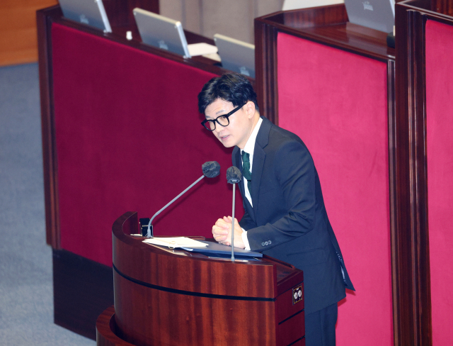 한동훈 법무부 장관이 27일 국회에서 열린 본회의에서 더불어민주당 이재명 대표의 체포동의요청 이유설명을 하고 있다. 앞서 검찰은 지난 16일 위례 신도시·대장동 개발 특혜와 성남FC 후원금 의혹 등과 관련, 이 대표에 대한 구속영장을 청구했고, 법원은 이튿날 검찰에 체포동의 요구서를 보냈다. 연합뉴스
