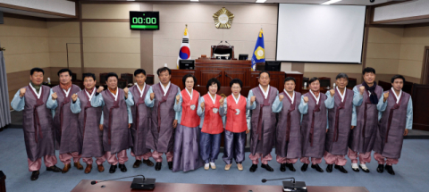 정장 대신 한복 입고 의정활동…상주시의원들 눈길