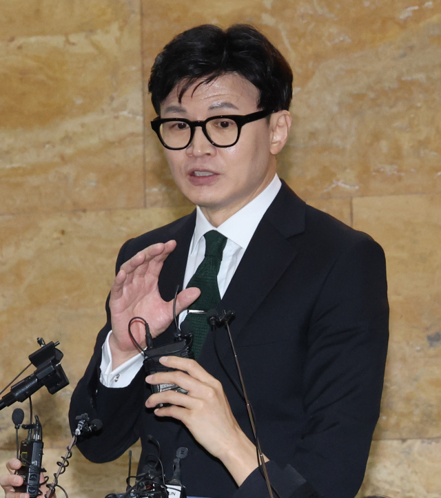 한동훈 법무부 장관이 27일 오후 서울 여의도 국회 본회의장에서 나와 취재진의 질문에 답하고 있다. 이날 국회 본회의에서 더불어민주당 이재명 대표의 체포동의안이 부결됐다. 연합뉴스