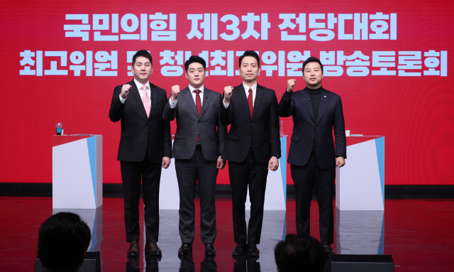 국민의힘 청년최고위원 후보들이 27일 강서구 한 스튜디오에서 방송토론회 전 기념촬영을 하고 있다. 왼쪽부터 김가람, 김정식, 이기인, 장예찬 후보. 연합뉴스