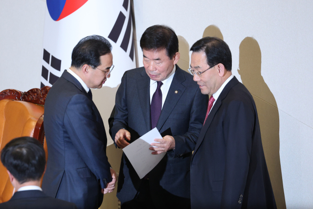 27일 오후 국회에서 열린 본회의에서 김진표 국회의장, 국민의힘 주호영 원내대표, 더불어민주당 박홍근 원내대표가 더불어민주당 이재명 대표에 대한 체포동의안 무효표 논란 관련 논의를 하고 있다. 감표위원들은 이날 투표용지를 분류하는 과정에서 투표용지 2장을 놓고 이견을 보였다. 연합뉴스
