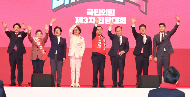 국민의힘 민영삼·정미경·조수진·허은아·태영호·김재원·김병민·김용태 최고위원 후보(왼쪽부터)가 23일 오후 강원 홍천군 홍천종합체육관에서 열린 제3차 전당대회 강원 합동연설회에서 기념 촬영하고 있다. 연합뉴스