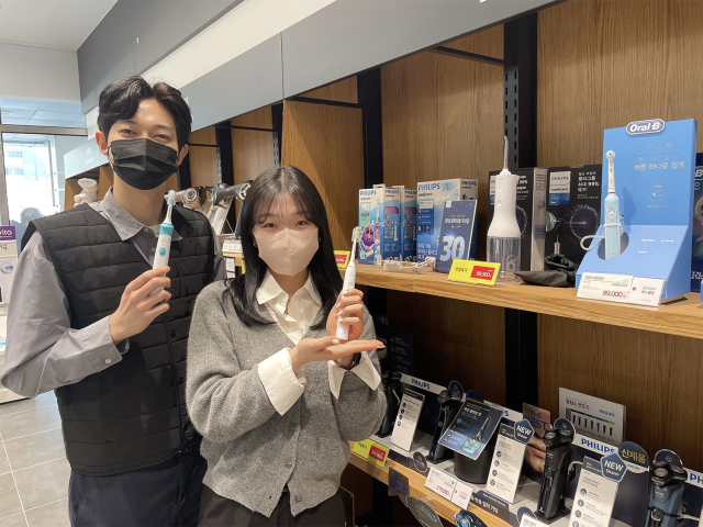 지난달 말 실내 마스크 착용 의무 해제 이후 전자랜드의 헤어 기기, 구강용품 판매가 증가한 것으로 나타났다. 전자랜드 제공