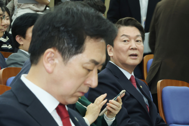 국민의힘 김기현(왼쪽)·안철수 당 대표 후보가 27일 오후 국회에서 열린 의원총회에 참석하고 있다. 연합뉴스