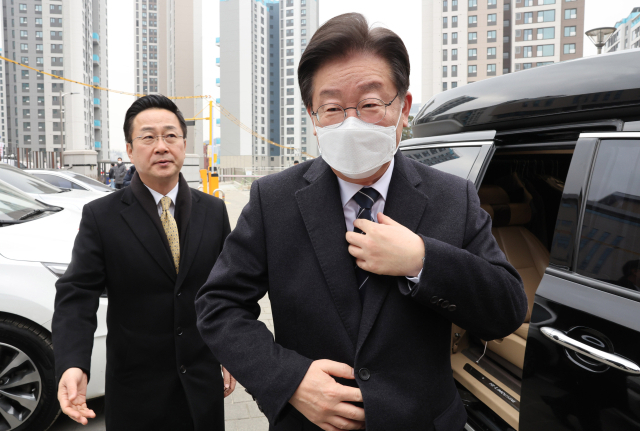 더불어민주당 이재명 대표가 학교급식노동자 폐암 진단 관련 민생현장 방문을 위해 28일 서울 은평구 수색초등학교에 도착하고 있다. 연합뉴스