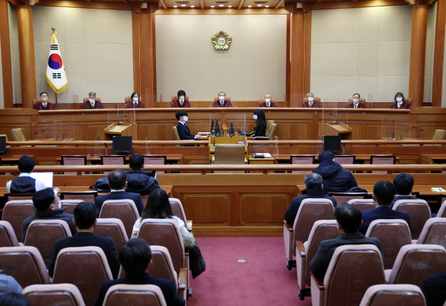유남석 헌법재판소장(가운데)과 재판관들이 23일 오후 서울 종로구 헌법재판소 대심판정에서 자리에 앉아있다. 연합뉴스