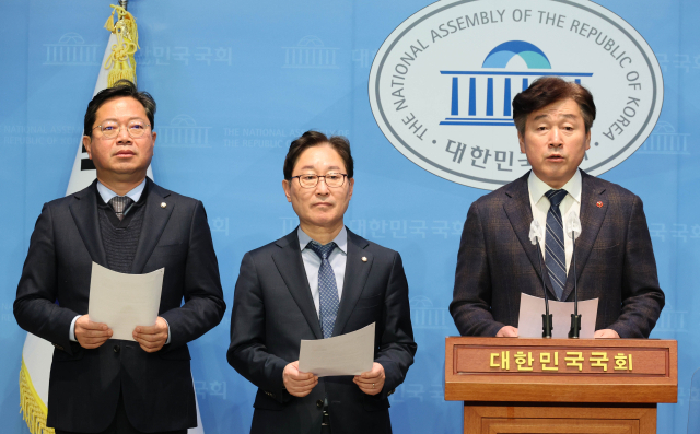 더불어민주당 법사위원회 소속 기동민·박범계·김승원 의원이 28일 국회 소통관에서 