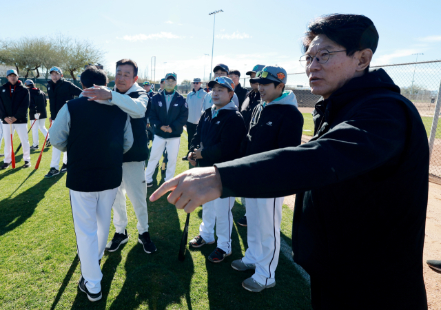 월드베이스볼클래식(WBC) 2023 대한민국 대표팀 이강철 감독이 27일(현지시간) 미국 애리조나주 투손 키노스포츠 콤플렉스 보조 구장에서 대표팀 미국 현지 합동 훈련을 마친 뒤 프로야구 KBO리그 소속팀인 kt위즈선수단의 배웅을 받고 있다. 연합뉴스