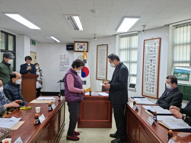28일 (사)대한노인회 수성구지회 1층 사무실에서 이종익 지회장이 이웃성금을 전달했다.