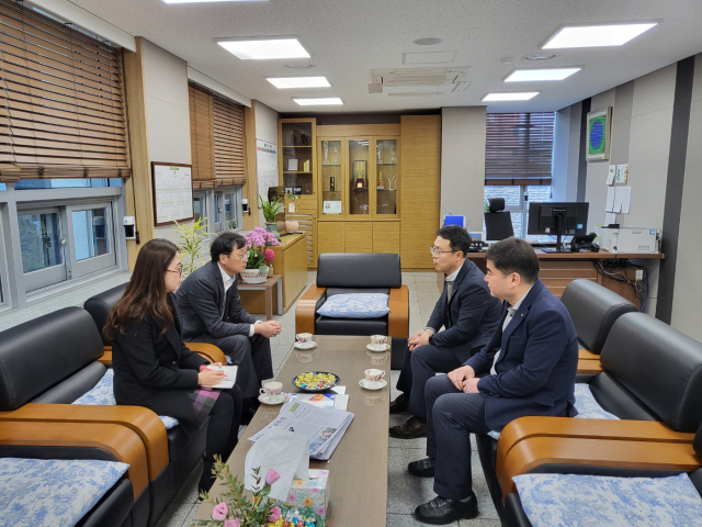 농협 경북검사국(국장 임동준)은 23일 농협 경주시지부 등 경북의 시군지부 및 농축협을 찾아 제3회 전국동시조합장선거 추진 실태를 점검·지도하고, 최근 공명선거 관련 이슈 및 정보를 공유하는 등 공명선거문화 정착을 협의했다. 경북농협 제공