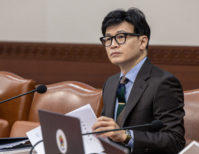 한동훈 법무부 장관이 28일 오전 서울 종로구 정부서울청사에서 열린 국무회의에 참석해 이날 국무회의 의장을 맡은 추경호 경제부총리의 발언을 듣고 있다. 자료사진 연합뉴스