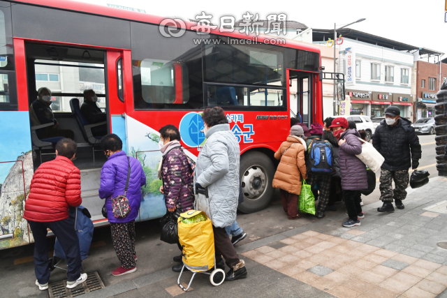 경북 청송군에서는 주민뿐만 아니라 관광객까지 버스가 무료다. 버스요금이 들지 않아 관광객이 많아졌고 특히 주민들의 경제 활동이 늘어나면서 지역 경기 역시 웃음꽃을 피우고 있다. 청송군 제공