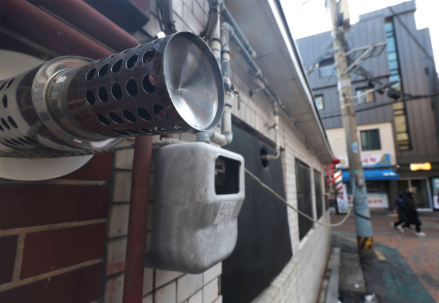 지난 29일 오후 서울시내 주택가에 설치된 보일러 연통. 연합뉴스