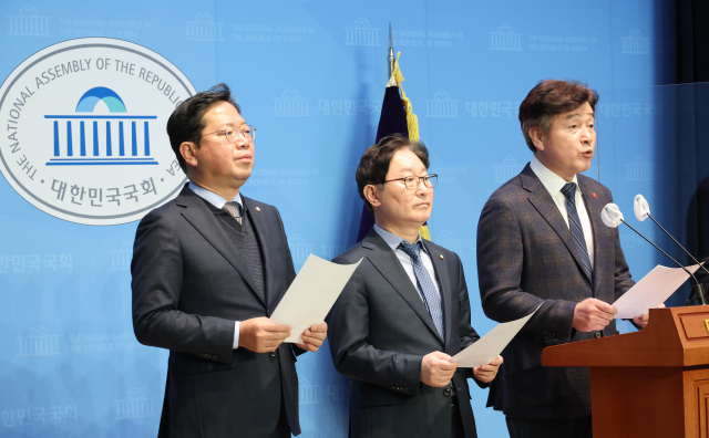 더불어민주당 법사위원회 소속 기동민·박범계·김승원 의원이 28일 국회 소통관에서 
