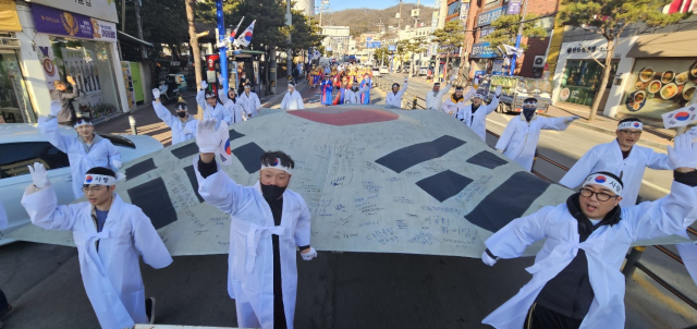 안동시는 104주년 삼일절을 맞아 28일 안동시청과 웅부공원에서 3·1만세운동 재현행사를 가졌다. 엄재진 기자