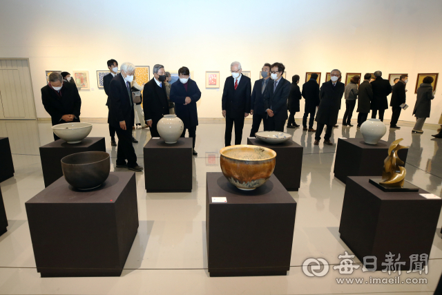 계명대 미술대학이 창립 60주년을 맞아 동문, 교수, 강사 등 220명이 참여해 특별전시회를 열고 작품 판매 수익금으로 9억여 원의 장학금을 마련했다. 사진은 대구문화예술회관에서 열린 1차 전시회. 계명대 제공