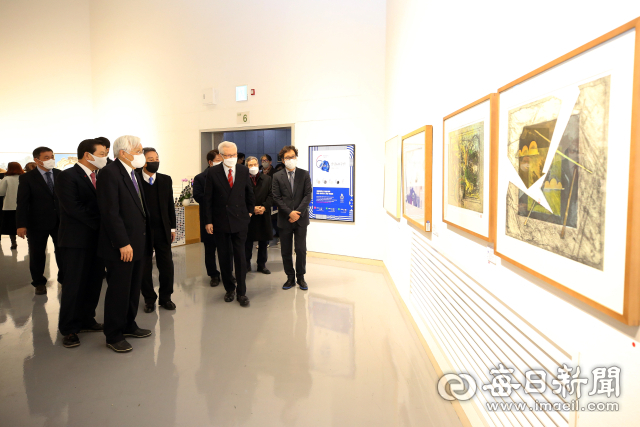 계명대 미술대학이 창립 60주년을 맞아 동문, 교수, 강사 등 220명이 참여해 특별전시회를 열고 작품 판매 수익금으로 9억여 원의 장학금을 마련했다. 사진은 대구문화예술회관에서 열린 1차 전시회. 계명대 제공