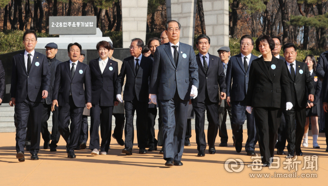 한덕수 국무총리가 제63주년 2·28민주운동 기념일을 맞아 28일 오전 대구 달서구 두류동 2·28민주운동 기념탑을 찾아 분향 후 돌아서 나가고 있다. 이날 현장에는 강기정 광주시장이 함께해 의미를 더했다. 안성완 기자 asw0727@imaeil.com