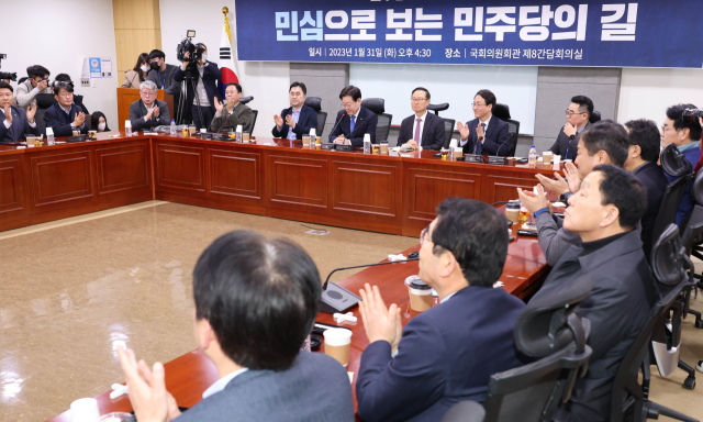 더불어민주당 이재명 대표가 31일 국회 의원회관에서 열린 민주당의 길 1차 토론회에서 인사말을 마친 뒤 참석 의원들로부터 박수를 받고 있다. 연합뉴스