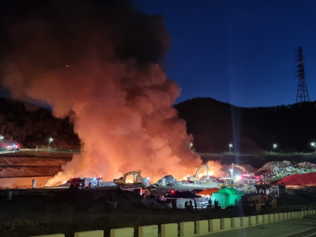 지난 28일 오후 2시 50분쯤 경북 구미시 산동읍 백현리 환경자원화시설 내 쓰레기더미에서 자연발화로 추정되는 불이나 약 12시간 만에 진화됐다.
