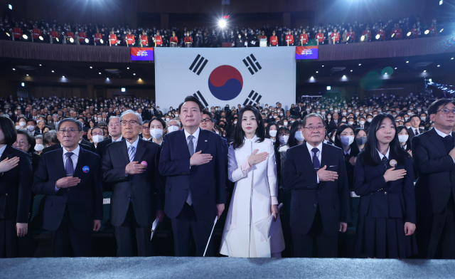 윤석열 대통령과 김건희 여사가 1일 서울 중구 유관순 기념관에서 열린 제104주년 3.1절 기념식에서 국기에 경례하고 있다. 연합뉴스