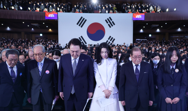 윤석열 대통령과 김건희 여사가 1일 서울 중구 유관순 기념관에서 열린 제104주년 3.1절 기념식에서 묵념하고 있다. 연합뉴스