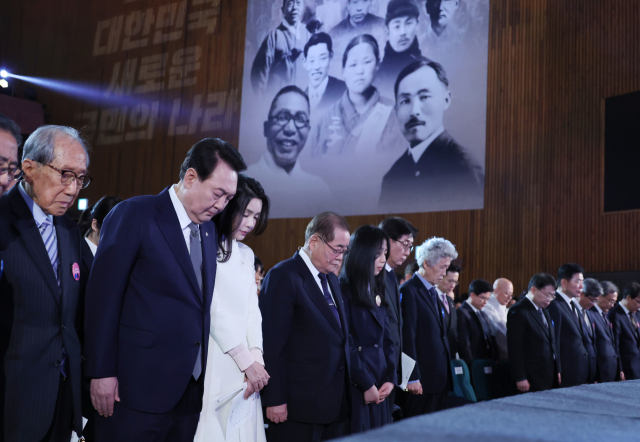 윤석열 대통령과 김건희 여사가 1일 서울 중구 유관순 기념관에서 열린 제104주년 3.1절 기념식에서 묵념하고 있다. 연합뉴스