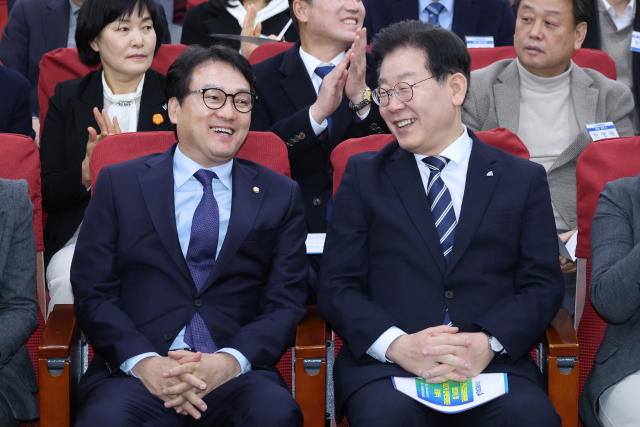 더불어민주당 이재명 대표(오른쪽)가 올해 2월 23일 오후 국회에서 열린 전국정당위원회 발대식 및 제2기 협력의원단 출범식에서 안민석 의원과 대화를 하고 있다. 연합뉴스