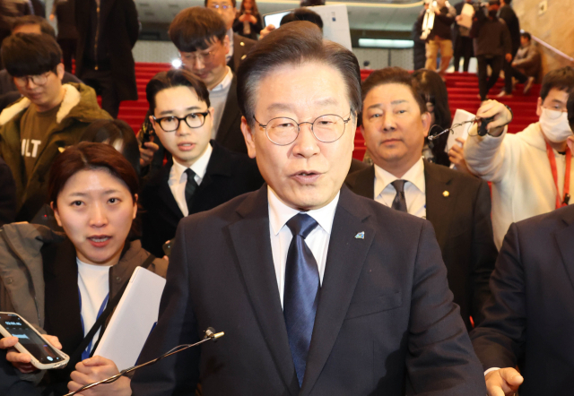 더불어민주당 이재명 대표가 지난 2월 27일 국회에서 열린 본회의에서 본인의 체포동의안이 부결된 뒤 모든 법률안을 표결하고 나서 국회를 떠나고 있다. 연합뉴스