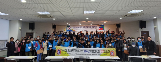 외국인 계절근로자들이 경북 성주군 참외농가의 부족한 일손을 덜어주고 있다. 사진은 지난달 16일 입국한 계절근로자들. 성주군 제공