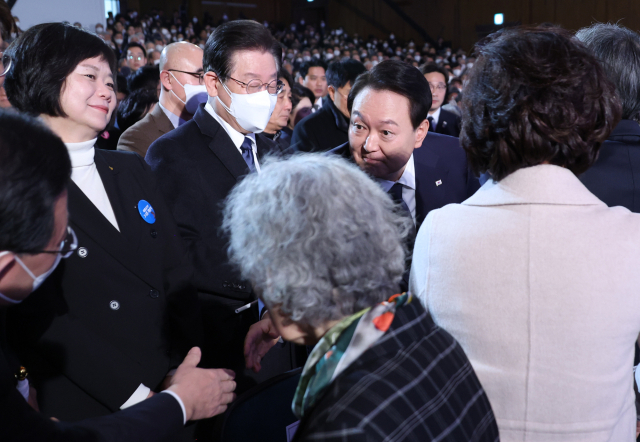 윤석열 대통령이 지난 1일 서울 중구 유관순 기념관에서 열린 제104주년 3.1절 기념식이 끝난 뒤 더불어민주당 이재명 대표, 정의당 이정미 대표, 국민의힘 주호영 원내대표와 차례로 인사하고 있다 . 연합뉴스