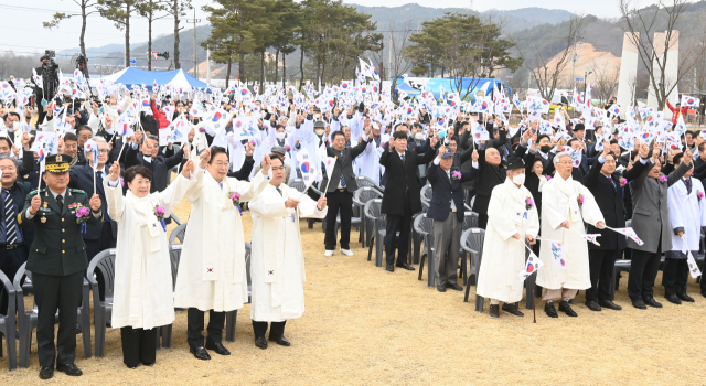 경북도는 1일 오전 10시 경상북도독립운동기념관에서 제104주년 3·1절 기념식을 열었다. 만세삼창하는 참가자들 모습. 경북도 제공