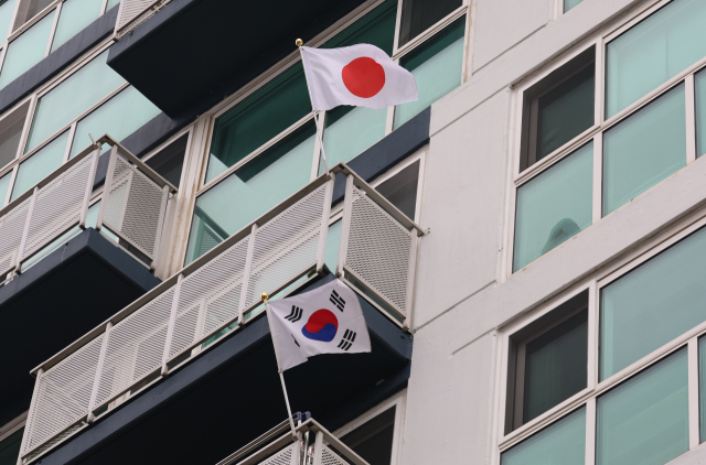 삼일절인 1일 오후 세종시 한 아파트 베란다 국기게양대에 일장기가 걸려 있다. 세종시 맘카페 등 인터넷 커뮤니티에서는 이같은 행위를 비판하는 글이 올라오고 있다. 연합뉴스
