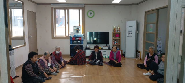 울진군 북면 신화2리 이재민들은 산불로 삶의 터전을 잃은 채 마을회관에 모여 시간을 보내고 있다. 이상원 기자