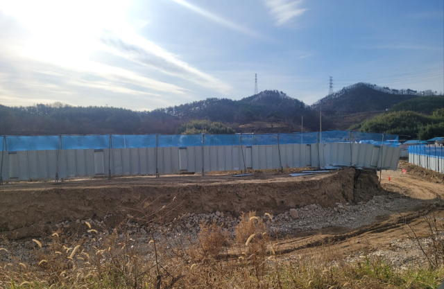경주 문무대왕면 일대에서 벌어지고 있는 불법골재채취 현장. 허가 외 지역(펜스 바깥에 움푹 파인 부분)서 골재 채취작업이 이뤄졌다. 박승혁 기자