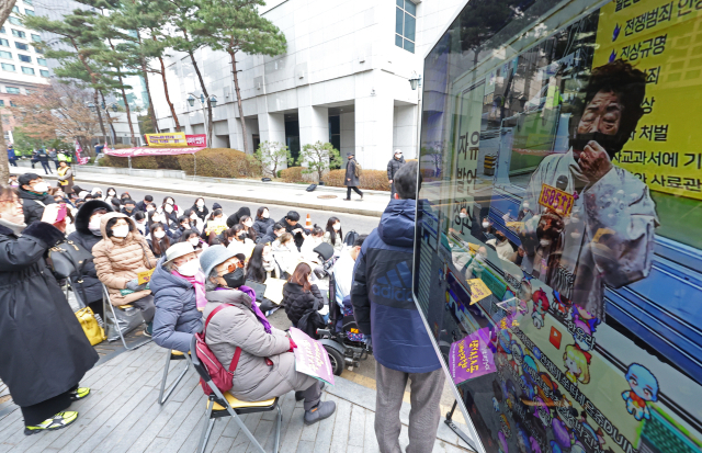 제104주년 삼일절인 1일 오후 서울 종로구 옛 일본대사관 인근에서 열린 일본군 성노예제 해결을 위한 제1585차 수요시위에서 이용수 할머니가 발언하는 모습이 메타버스 앱 화면으로 송출되고 있다. 이날 시위에는 처음으로 메타버스 앱을 이용한 온라인 시위 참가 및 참가자 발언 청취 기능이 도입됐다. 연합뉴스